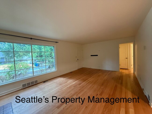 Building Photo - Deceptively Large Wedgewood Home!
