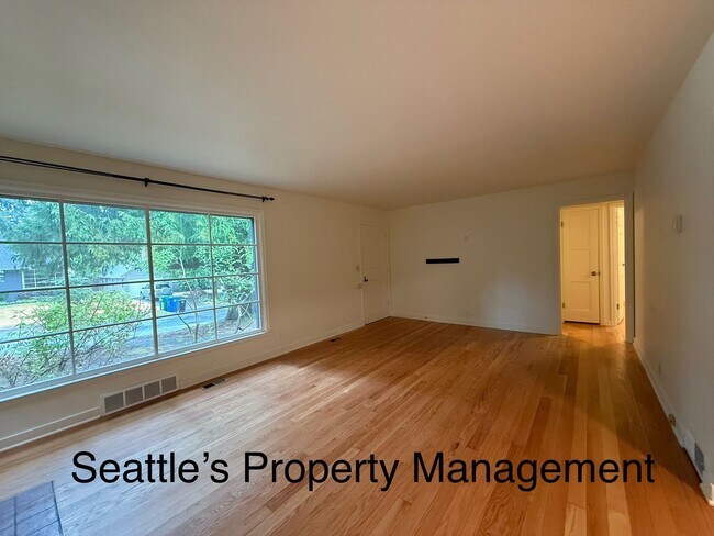 Building Photo - ***FREE OCTOBER RENT***  Deceptively Large...