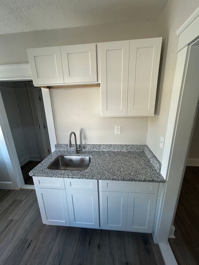 Building Photo - 1A Hitchcock Rd