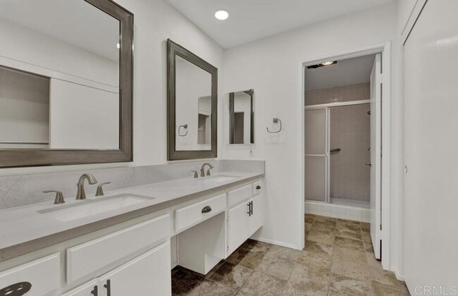 Building Photo - Immaculate 3+den / 2 bath single-level hom...