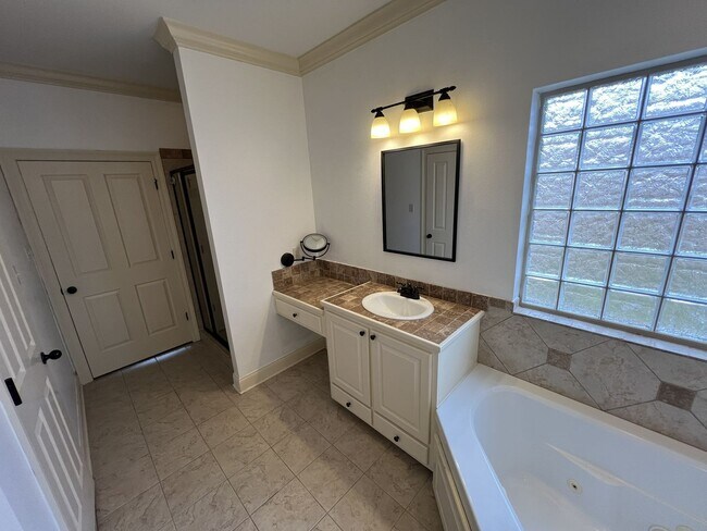 Building Photo - 7335 Oak View Dr.