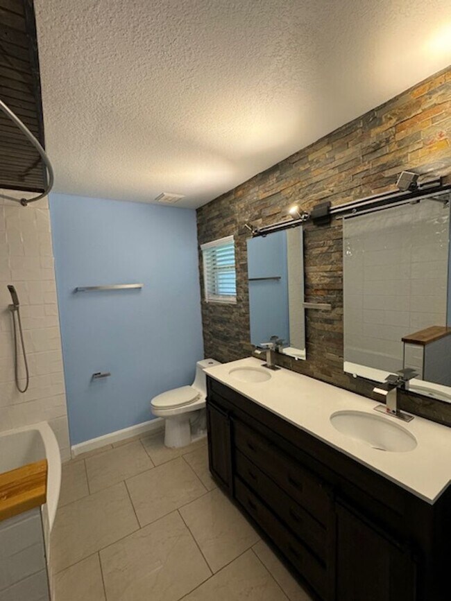 Building Photo - Beautifully Renovated Home In the Shores  3/2/2 **WON"T LAST**