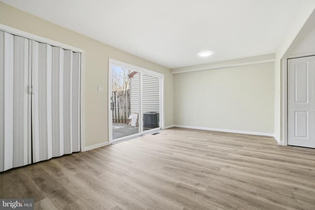 Building Photo - 7 Riverview Pl