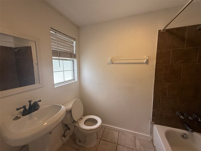 Building Photo - 938 Zoe St