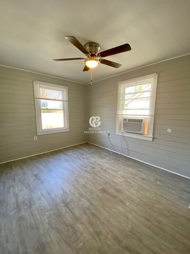 Building Photo - Remodeled 2 bedroom / 1 bathroom home available now!
