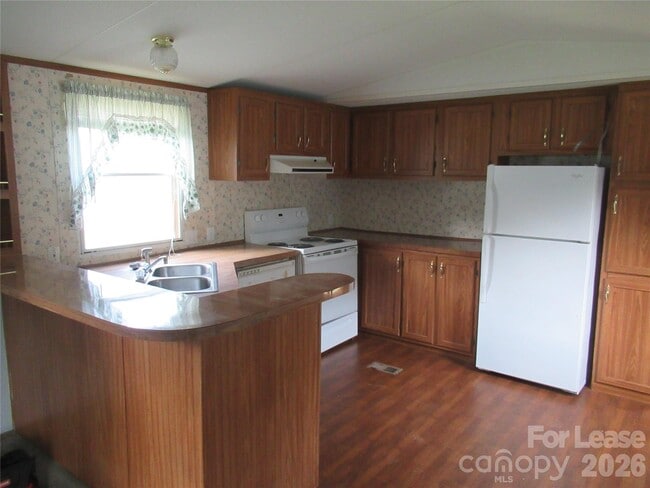 Building Photo - 2400 Skyview Ln