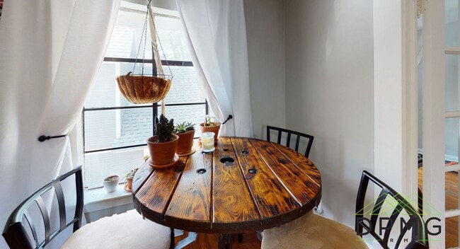 Building Photo - 132 S Clemens Ave