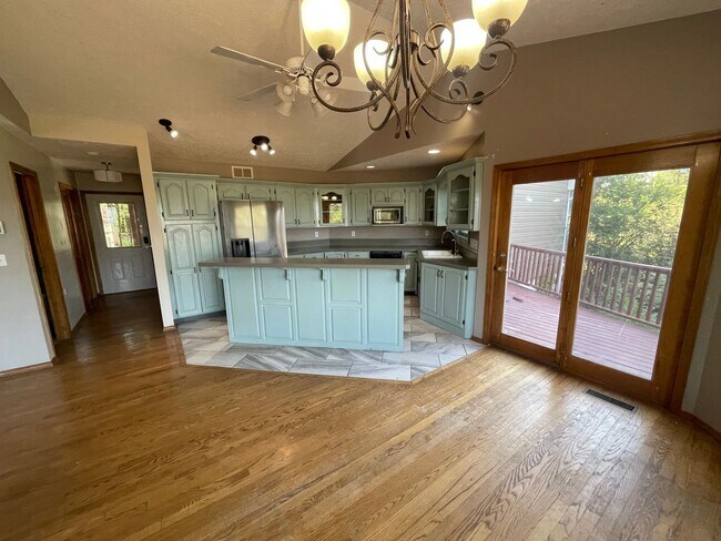 Building Photo - Beautiful 4 bedroom 4 bath 2 car garage - ...
