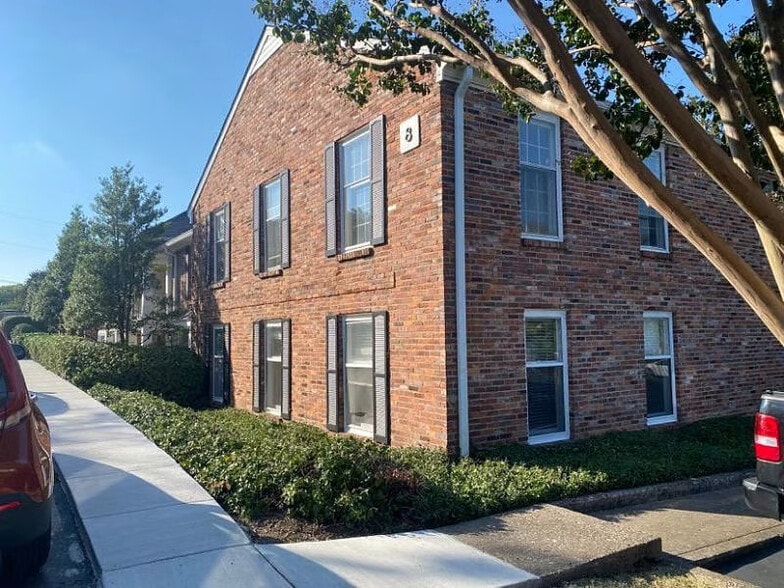 Building Photo - 5025 Hillsboro Pike