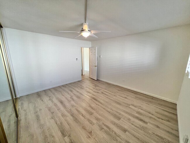 Building Photo - Top Floor Ocean View 1 Bed | Fully Remodeled | Large Balcony | Prime 2nd Street Location