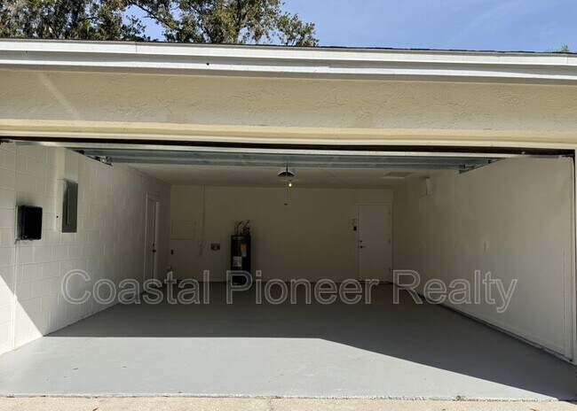 Building Photo - 606 Sandy Creek Dr