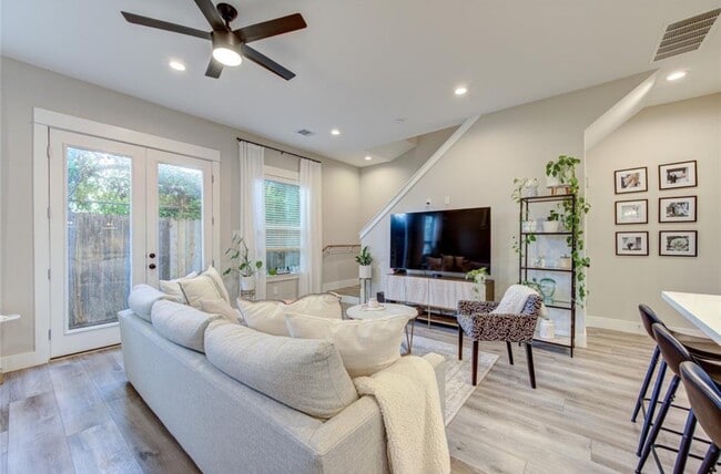 Building Photo - 704 Pinemont Cyn Ln