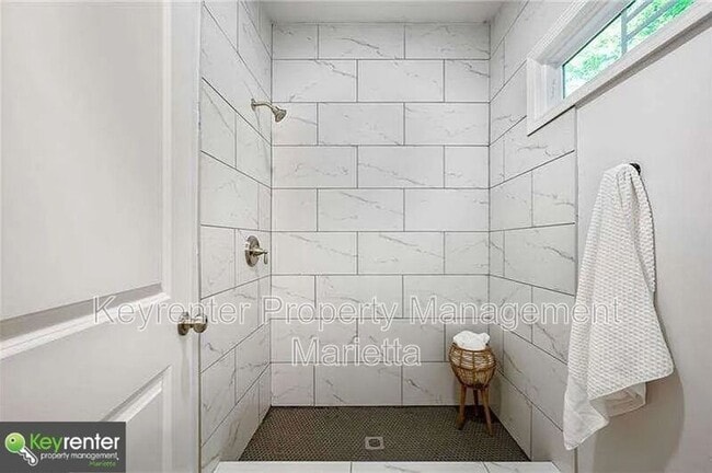 Building Photo - 872 Beryl St SW