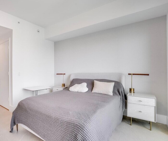 Building Photo - 2900 NE 7th Ave