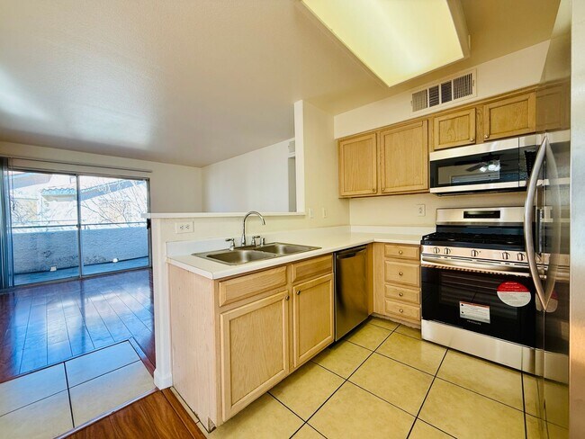 Building Photo - 2nd Floor Unit in Gated Community!