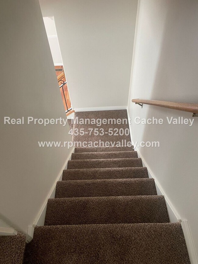 Building Photo - 328 280 N