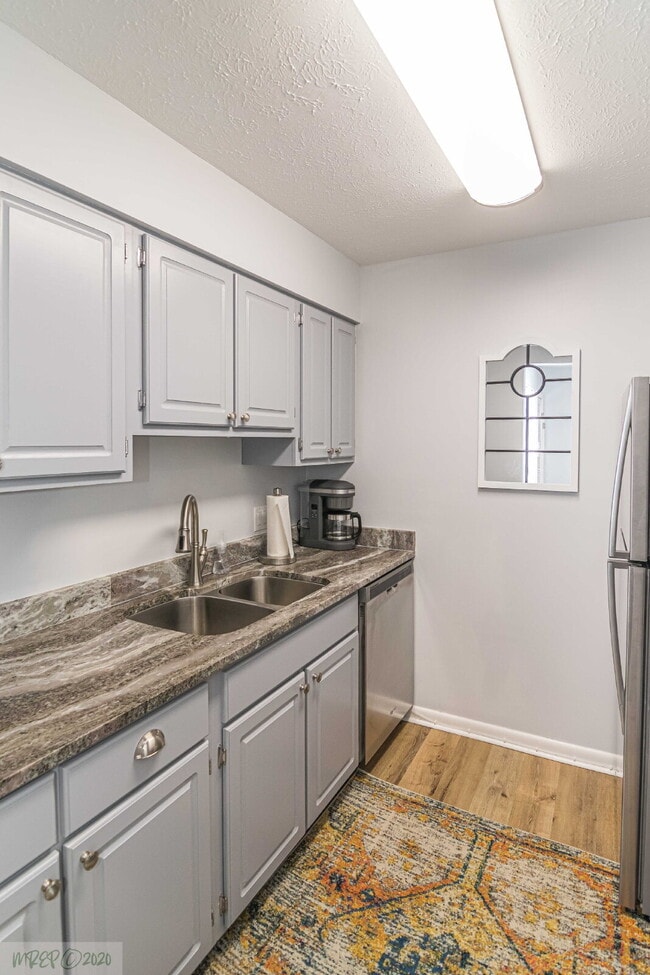 Building Photo - SHORT-TERM LEASE OPTIONS / FULLY FURNISHED APARTMENT/ ALL UTILITIES INCLUDED! WONDERFUL WAYNE MEM...