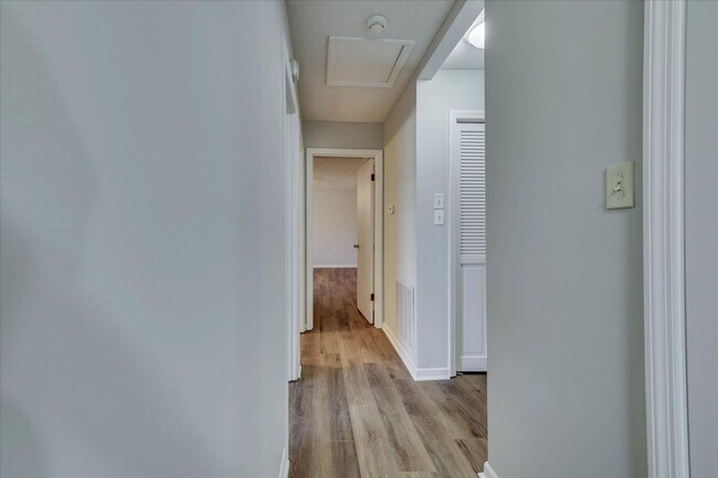 Building Photo - 3 Bed/2Bath home with garage, sunroom, and shed in Martinez