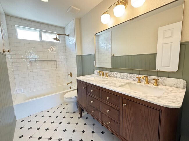 Building Photo - Beautiful Updated 3 bedroom home