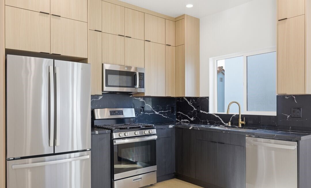 Building Photo - 2835 S Redondo Blvd