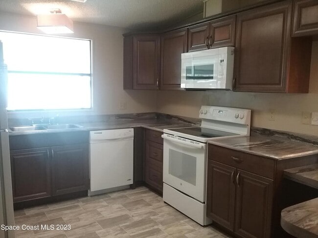 Building Photo - 1609 Ridge Dr