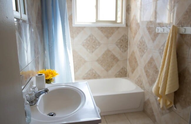 Building Photo - 1404 Rhode Island St NE