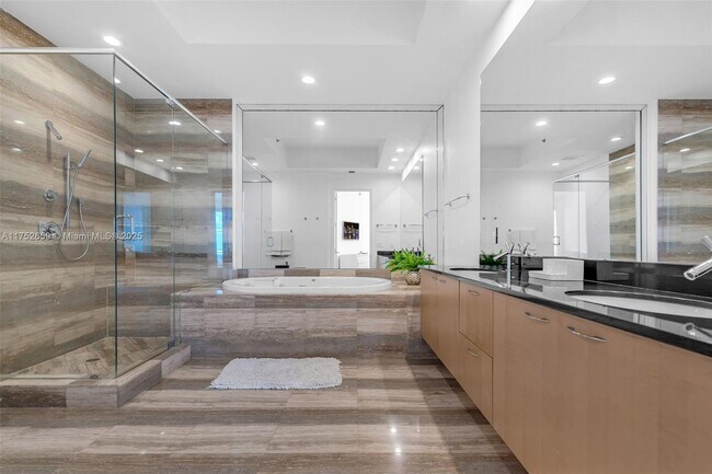 Building Photo - 15811 Collins Ave