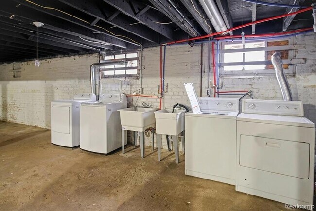 Building Photo - 1484 Virginia Park St