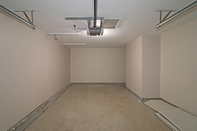 Building Photo - 10360 Plantation Bridge Dr