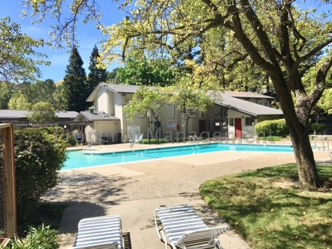 Building Photo - Very nice 2 Bed/ 1.5 Bath /1,263 Sqft Waln...