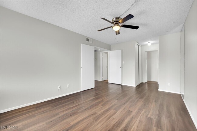 Building Photo - 1417 Hialeah Dr