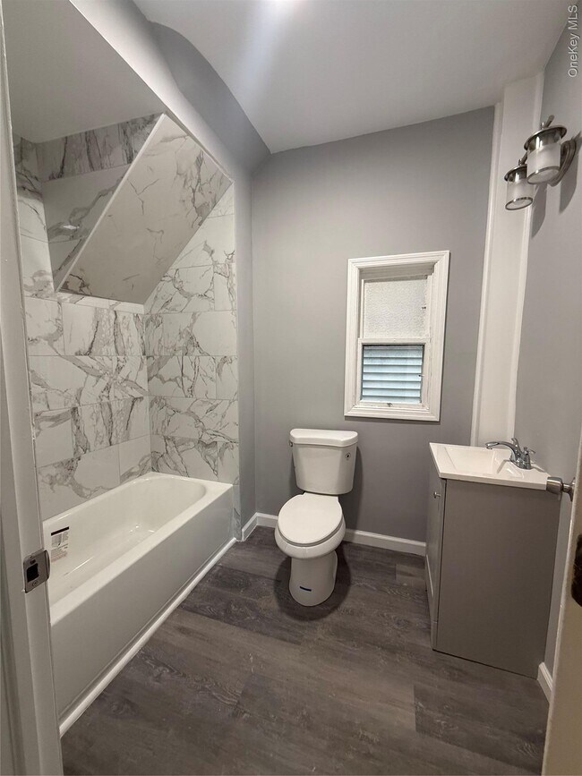 Building Photo - 17 Conklin St