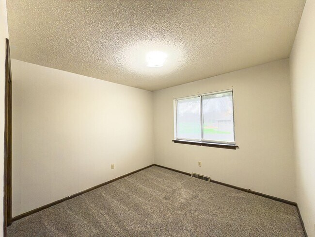 Building Photo - 2427-2427 E Heying Dr