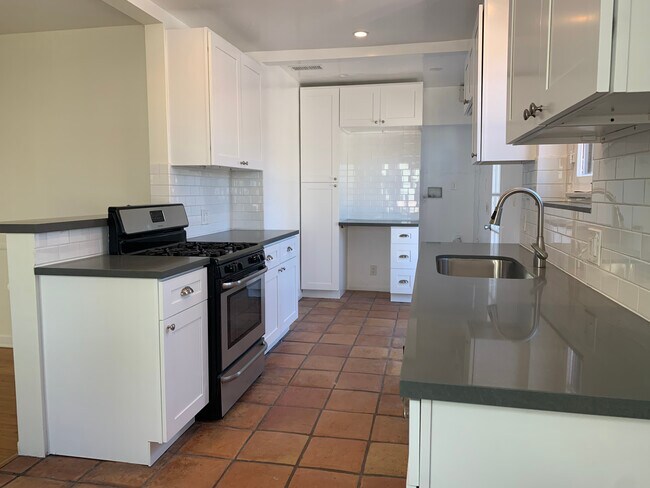 Building Photo - 3781 Greenwood Ave