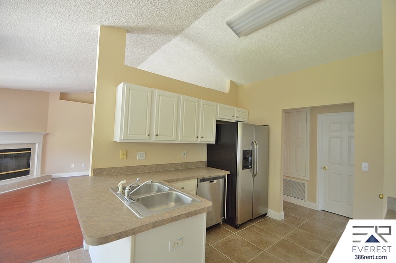 Building Photo - 30 Lancelot Dr