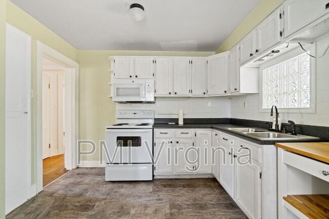 Building Photo - 818 W 42nd St
