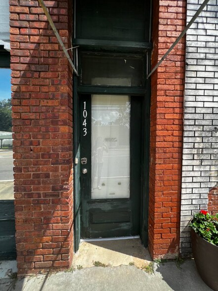 Primary Photo - 1043 S Pine St