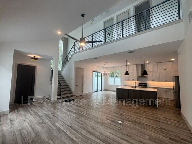 Building Photo - 722 Ellwood Ave