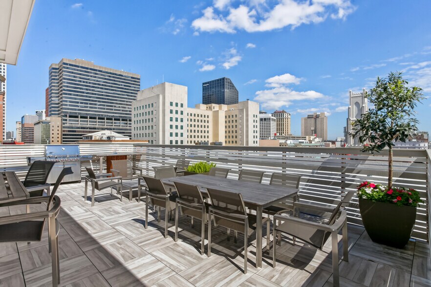 Building Photo - 731 Saint Charles Ave