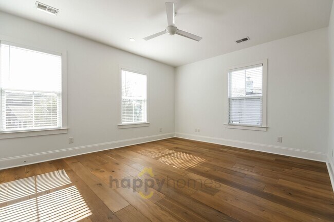 Building Photo - 4BR/3BA Modern Downtown Home with Fenced-In Yard