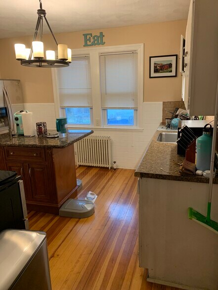 Building Photo - 28 Gilmore St