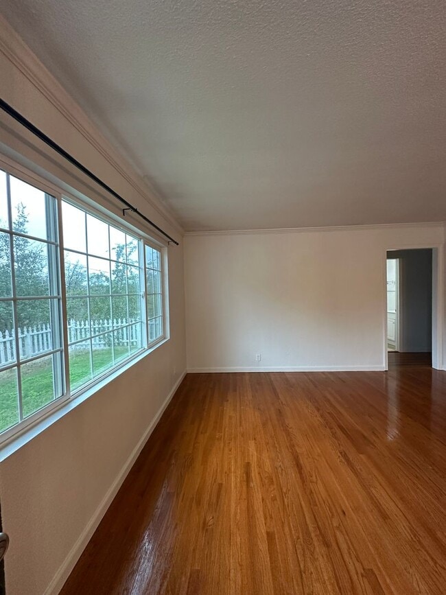 Building Photo - Updated & Charming 3 Bedroom Home with Fan...