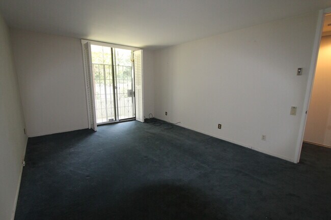 Building Photo - Epic REA: Top Floor 2 BR/2 BA Condo, Pano Views, Balcony, 3-4 Pkg, Storage