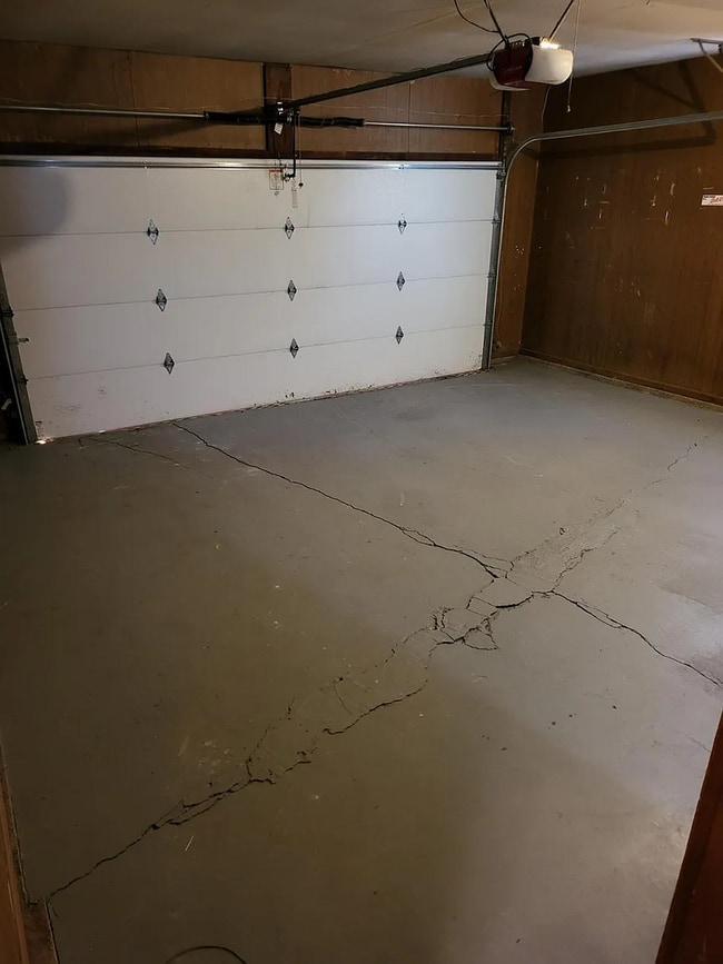 Building Photo - Spacious 4 Bed, 2.5 Bath Home with Fireplace & Garage in Independence, MO