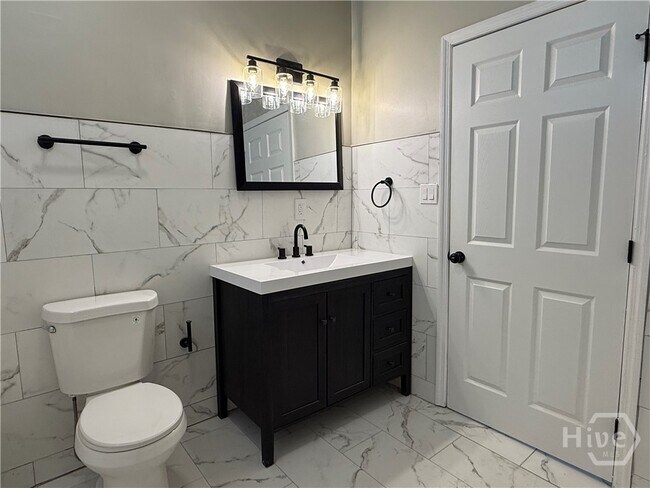 Building Photo - 728 W 39th St