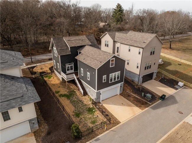 Building Photo - 328 Cross Ave
