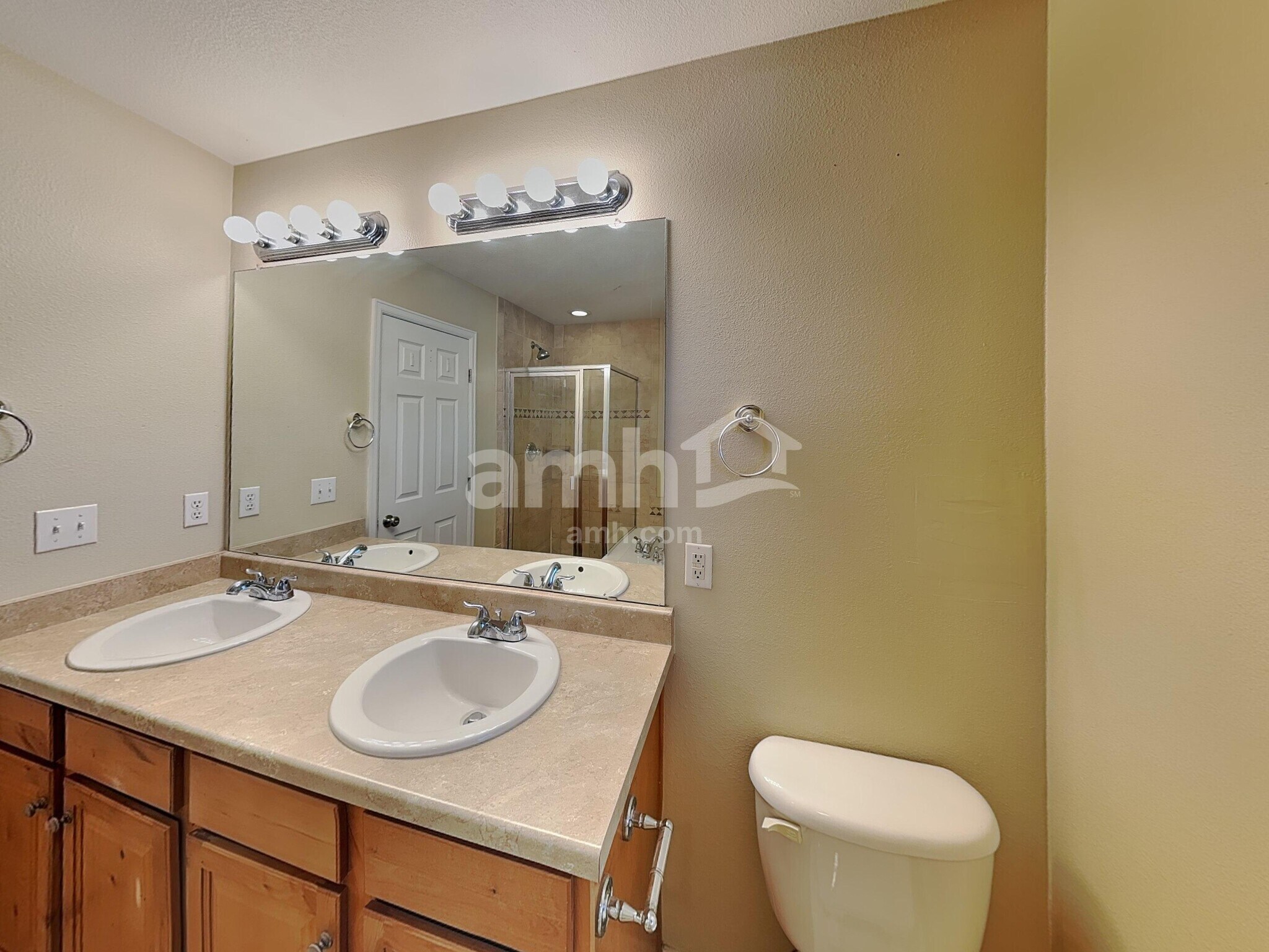 Building Photo - 12865 Roslyn St