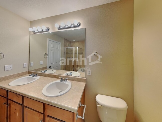 Building Photo - 12865 Roslyn St