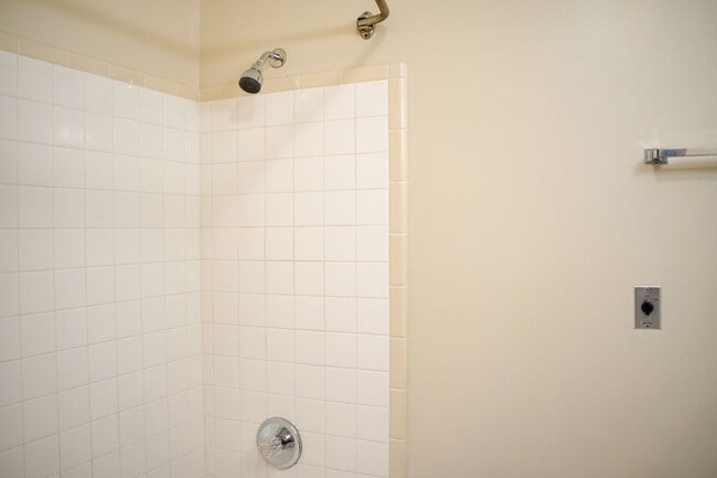 Building Photo - Close-in SE: Nicely Renovated Mid-Century 3-Bed w/Full Basement!