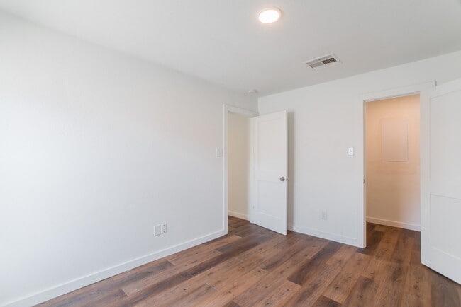 Building Photo - 102 E Lasting Spring Cir